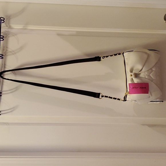 Betsey Johnson Handbags - Betsey Johnson White Quilted Heart Crossbody Purse